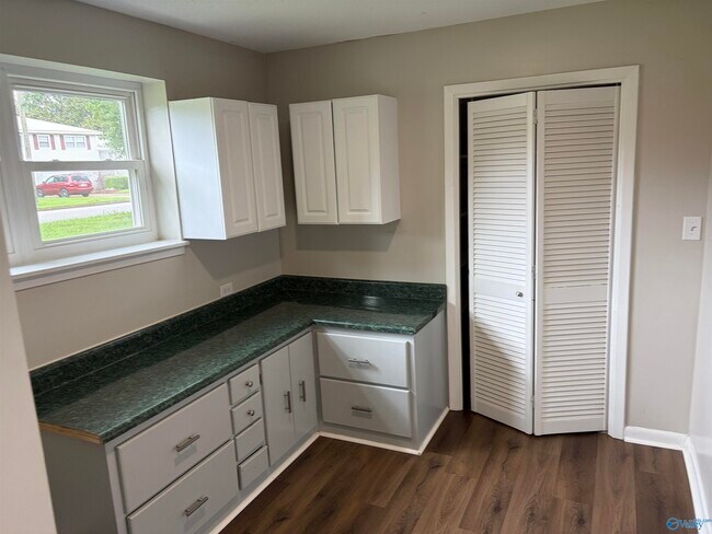 Building Photo - 2109 Villaret Dr SW
