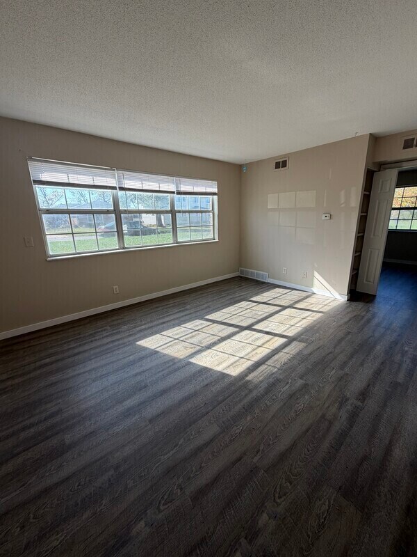 Building Photo - 1450 Meadowview Dr
