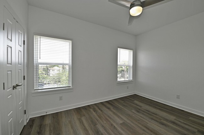 Building Photo - Beautiful 3 beds- 3.5 Condo in San Antonio Tx