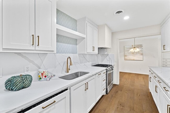 Building Photo - 2737 Clermont Pl