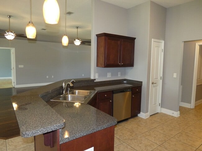 Building Photo - 4bed/3 bath/2 car garage/ 2400 sq ft in Wh...