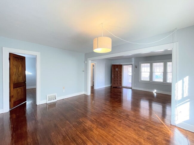 Building Photo - Updated 2 bedroom home