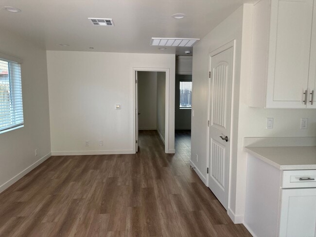 Building Photo - 916 W Perdew Ave