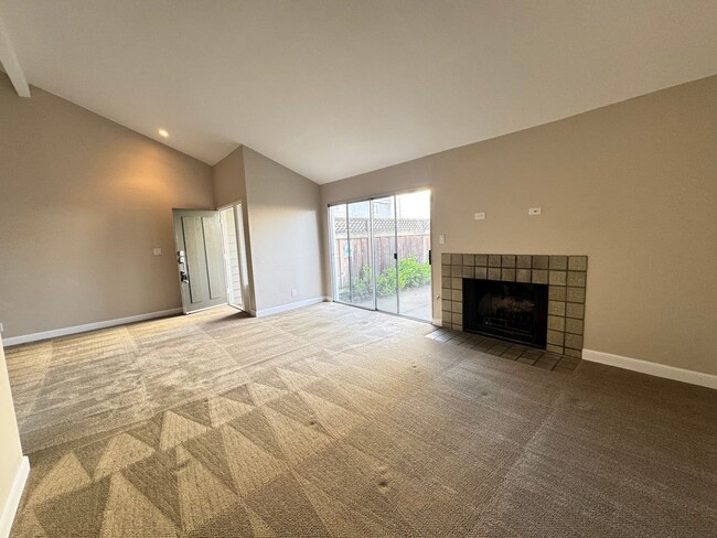 Building Photo - Updated 3-Bedroom Townhouse in Prime Foste...