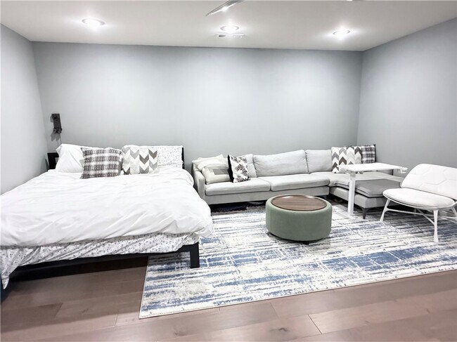 Building Photo - 609 SE Hendrix St