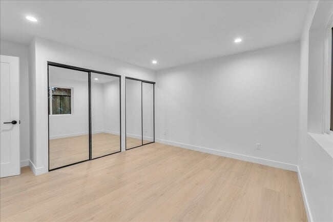 Building Photo - 6915 Encino Ave