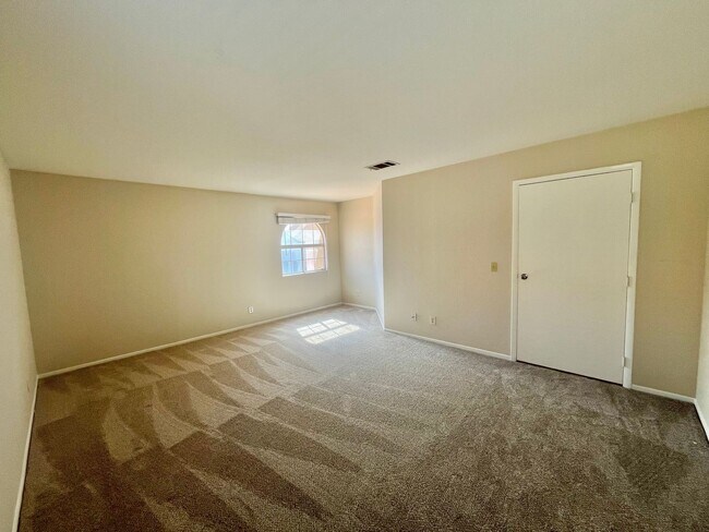 Building Photo - Gorgeous 4 Bedroom Home with Pool & Spa Located in The Lakes