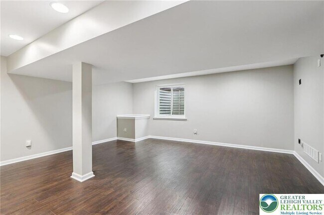 Building Photo - 270 Milkweed Dr