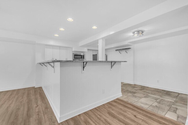 Building Photo - Large, Luxurious 2 Bedroom 2 Bath at Parkside at Alexandria