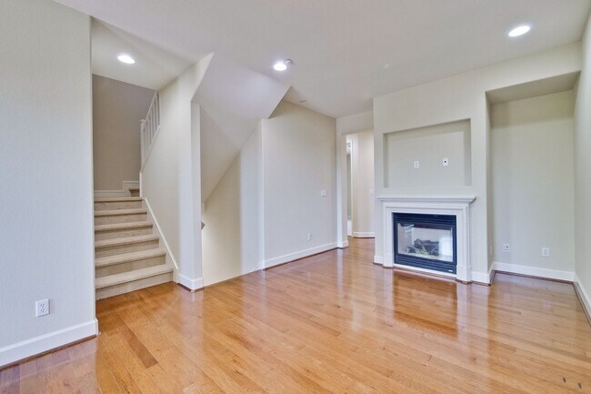 Building Photo - Excellent 4 Bed 2.5 Bath Town Home!