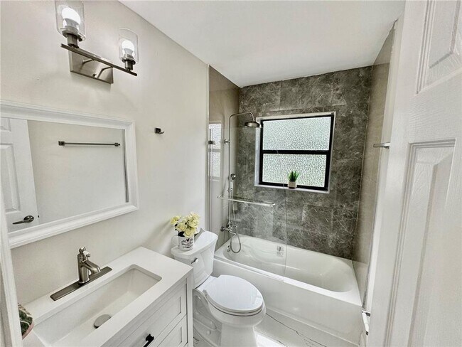 Building Photo - 1783 Lauderdale Manor Dr