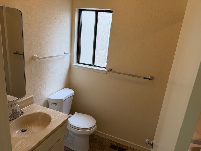 Building Photo - 2069 Dolphin Dr