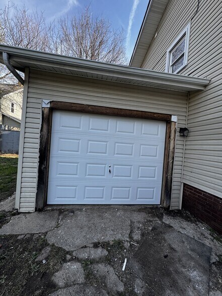 Building Photo - 120 W Brown Ave