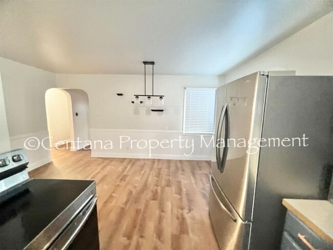 Building Photo - Large 2 bedroom house with an oversized ga...