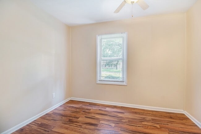 Building Photo - Contemporary, remodeled 920sqft., 3-bedroom, 1-bath single-family ranch with yard