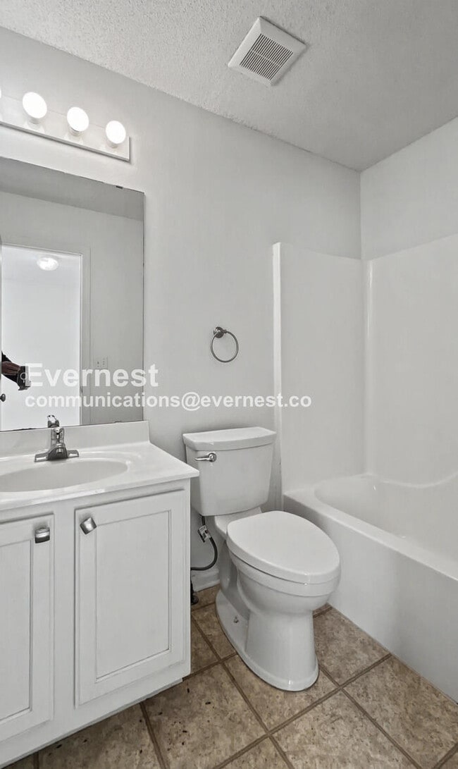 Building Photo - 2 Bed/2.5 Bath Townhome with Garage / Pet-Friendly / Skylights / Available Now!