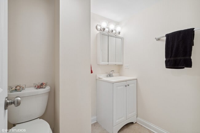 Building Photo - 2759-2761 W Francis Pl