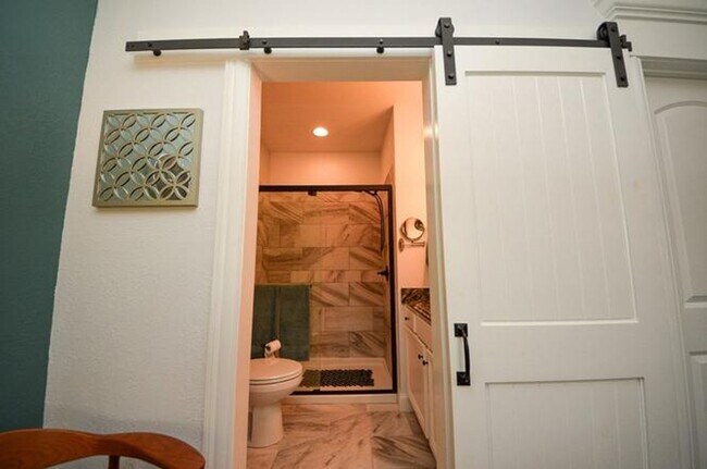 Building Photo - 3 Bedroom Beautiful Cleveland Home!