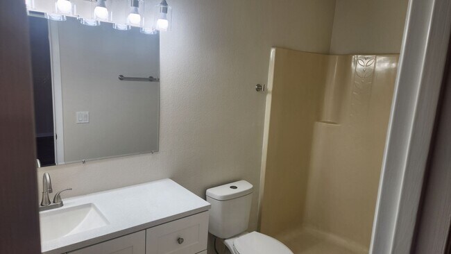 Building Photo - 2 bedroom 2.5 bath