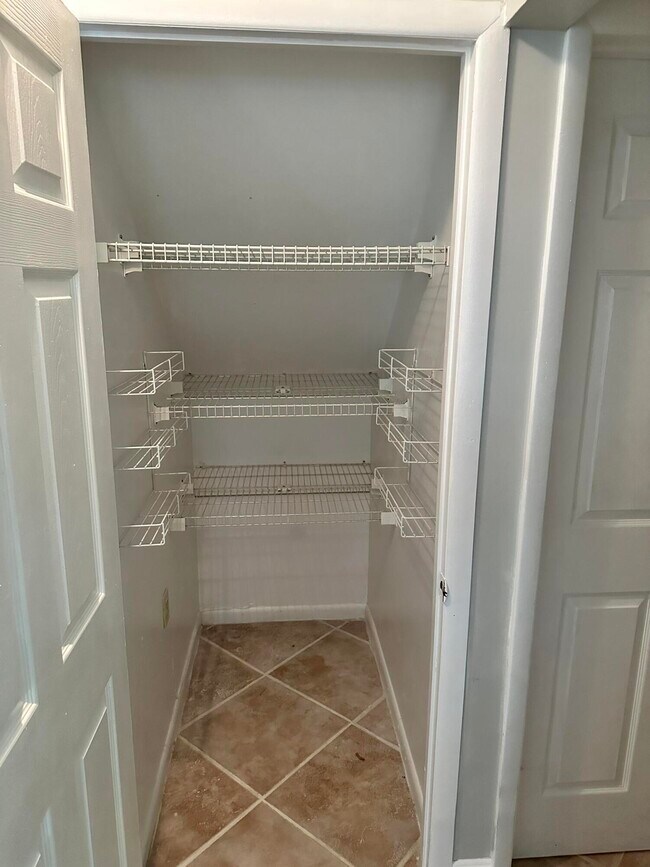 Building Photo - 17 Tara Lakes Dr E