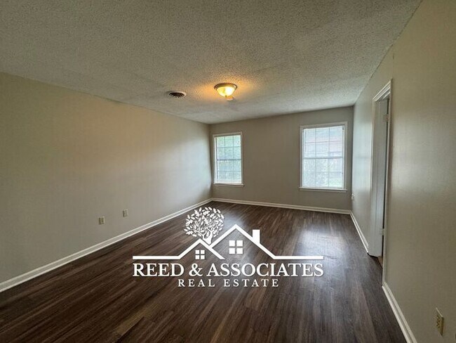 Building Photo - 3 Bedroom in Hickory Ridge - South Riverdale