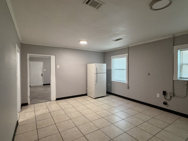 Building Photo - 1109 W Wall St