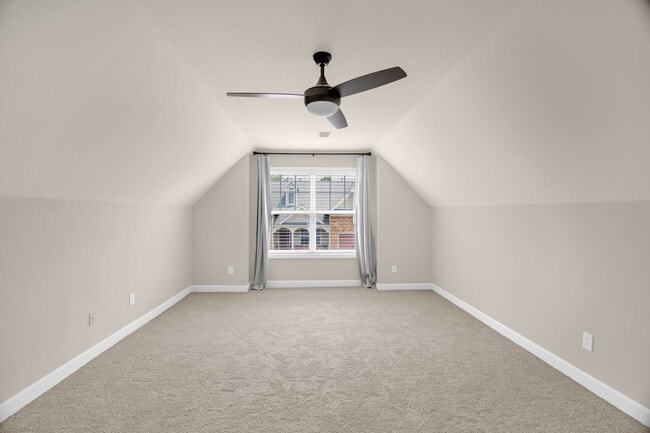 Building Photo - Beautiful Maintanance-Free 3 bedrooms 3 FU...