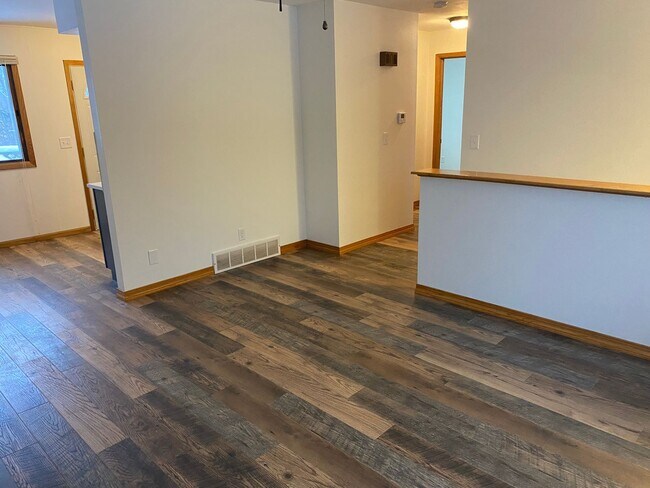 Building Photo - 3-bedroom Home on Private Country Lot with 2 acres & 4-car garage