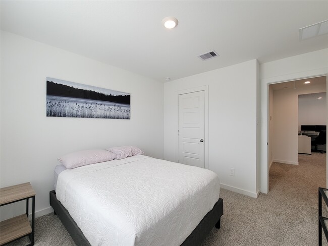 Building Photo - 3223 Creston Gate Dr