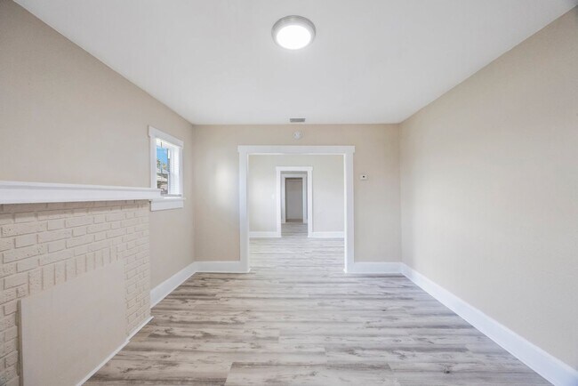 Building Photo - Cosy 2 bedroom 1 bath home with nice size yard $1850 SECTION 8 WELCOME**