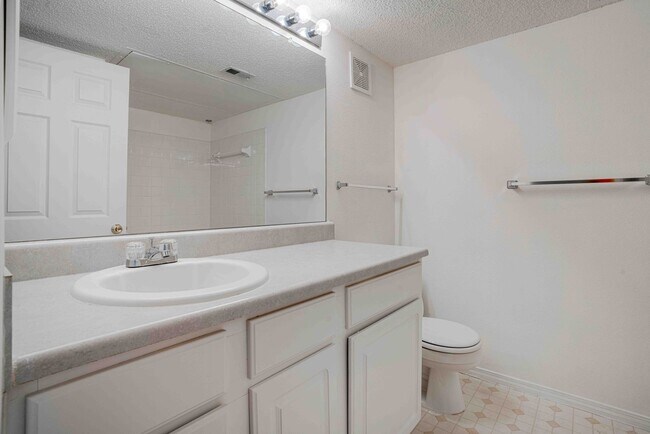 Building Photo - Townhouse for Rent in a Gated Community of...