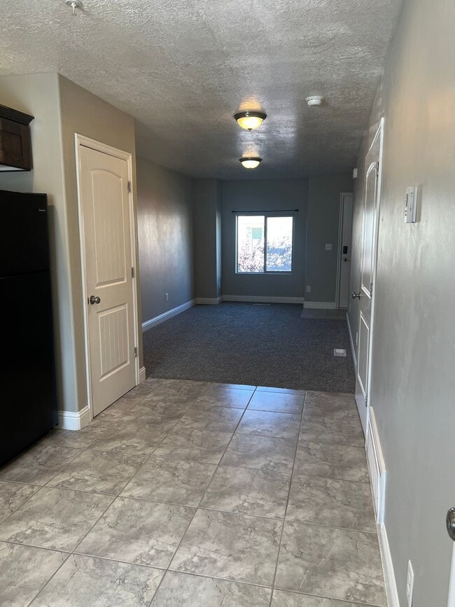 Building Photo - Newly Remodeled Townhome