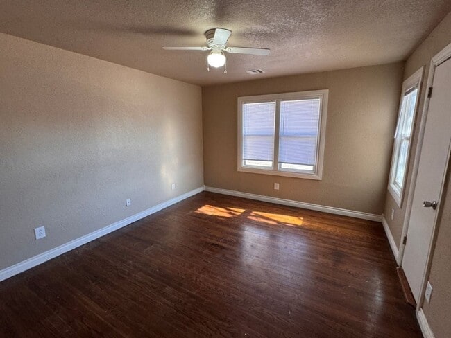 Building Photo - 3 bed, 1 and a 1/2 bath , one car garage! New paint, updates throughout and ready for move in!