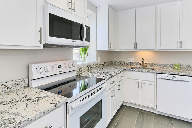 Brand new Samsung range and microwave - 2873 S Buchanan St