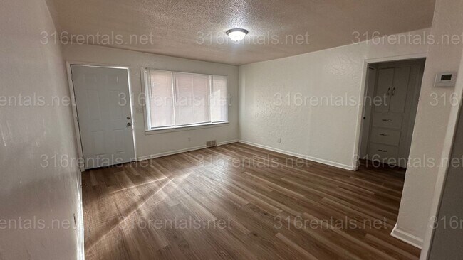 Building Photo - $1045 - 3 bed 1 bath - Single Family Home