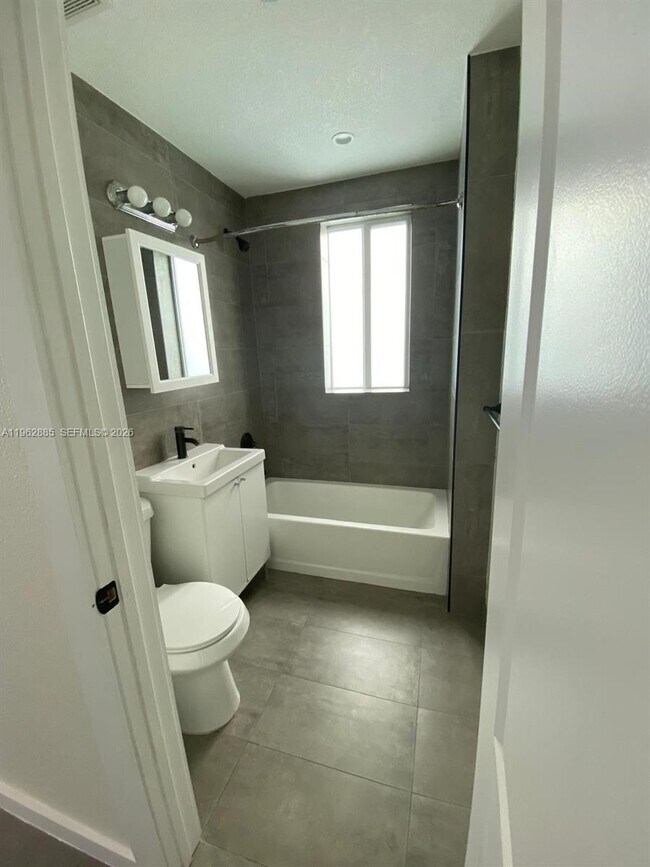 Building Photo - 628 SW 16th Ave