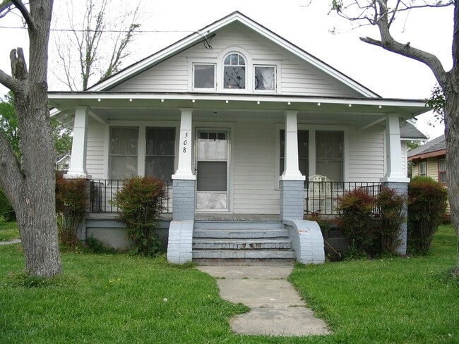 Building Photo - Quaint home located in City Limits