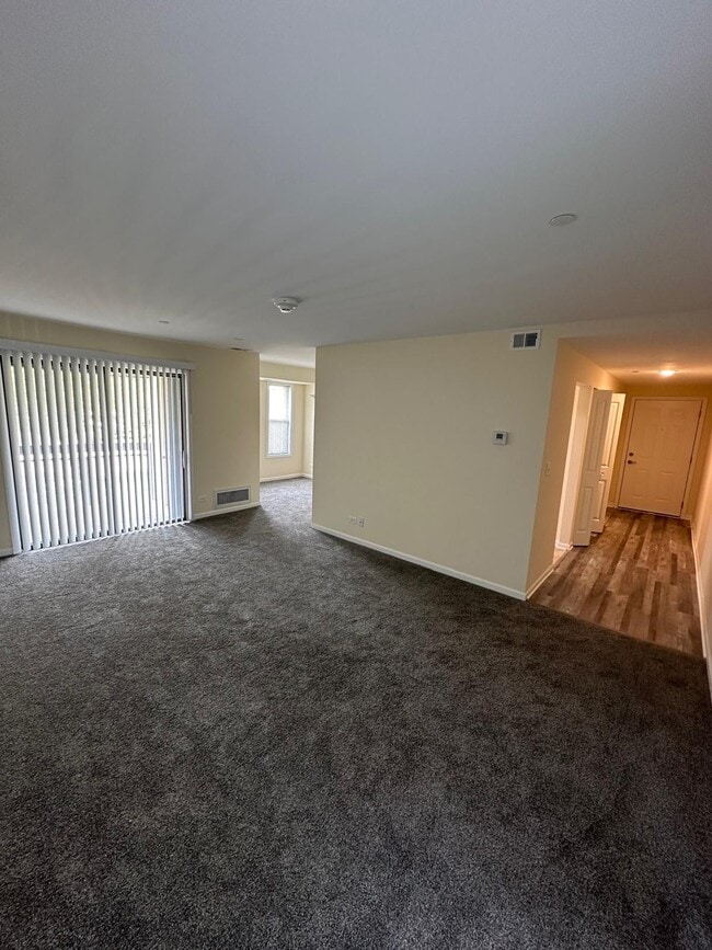 Building Photo - 2216 Country Club Dr