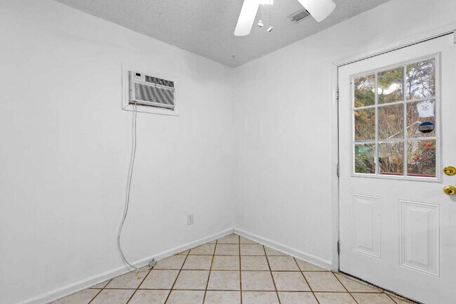 Building Photo - 314 Pebble Ln