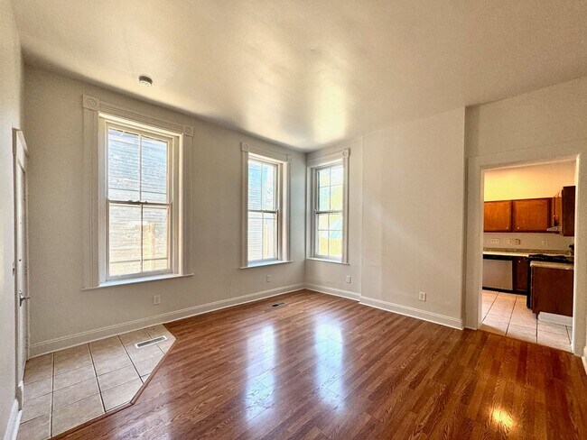 Building Photo - 2233 Victor St