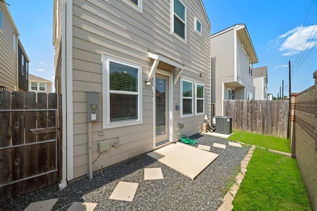 Building Photo - 9913 Brickhouse Dr