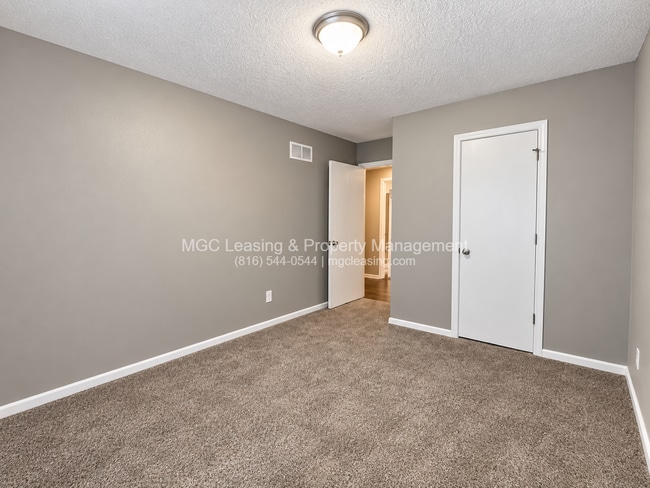 Building Photo - 713-715 SW 37th Street Ter