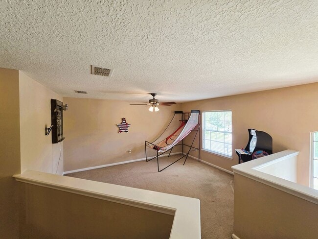 Building Photo - Large Home On Cul-De-Sac!