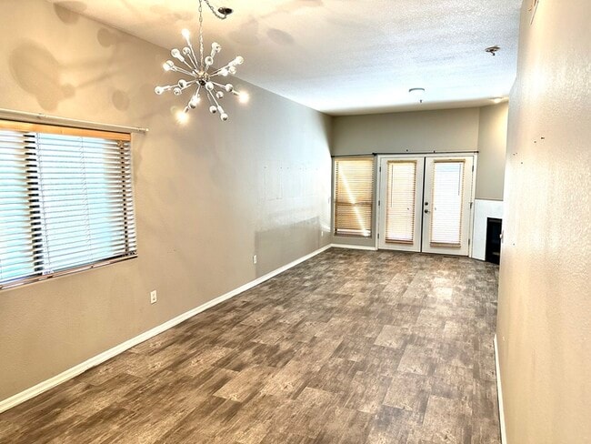 Building Photo - Gorgeous 2 bedroom / 2 bath condo in The E...