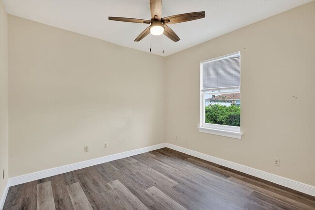 Building Photo - Large and Clean home on a corner lot. 3 Be...