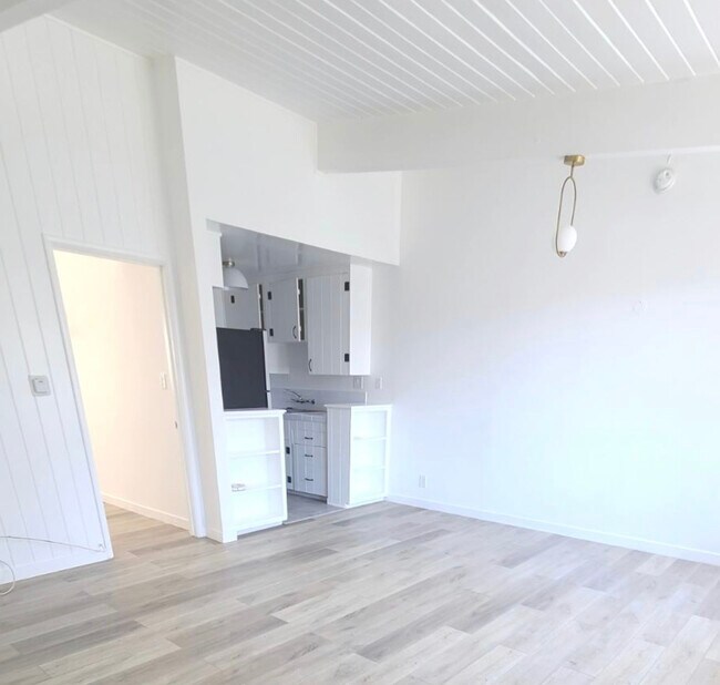 Building Photo - 1246 N Sweetzer Ave