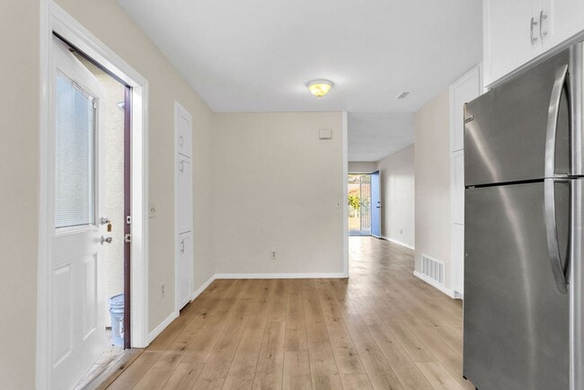 Building Photo - Detached home centrally located in Linda V...