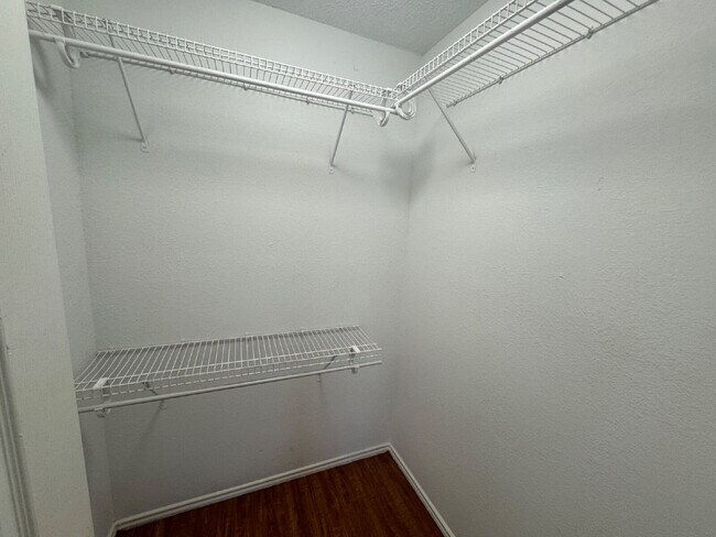 Building Photo - 2-Bed, 2-Bath, 1-Car Garage - Walking Dist...