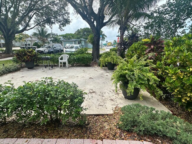 Building Photo - 606 C St