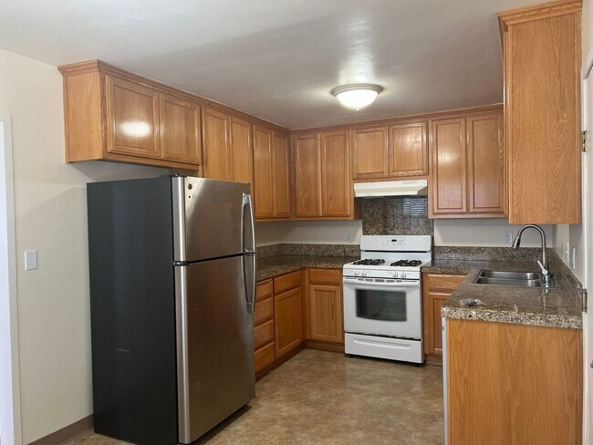 Building Photo - 464 Arbutus Ave